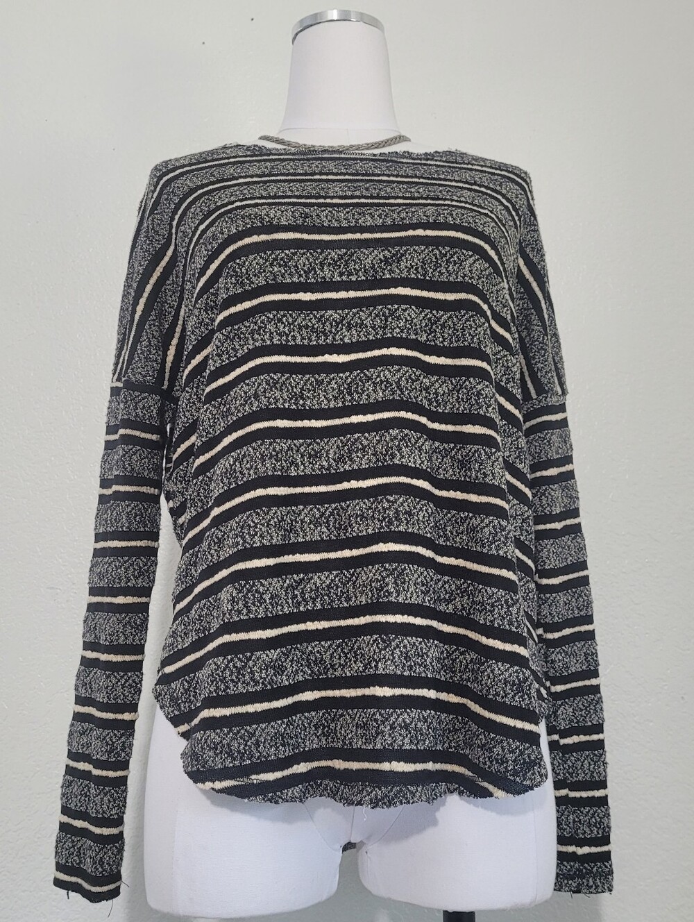 Everly Black and Cream Textured Striped Long Sleebe Crew-Neck Sweater Medium